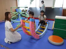 シーソーでこどもが遊んでいる様子