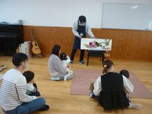 おおきなかぶのお話しを聞くこどもたちの写真