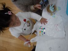 のりづけに挑戦するこどもの写真