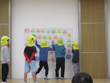 壁に張ったすごろくを指さしているこどもたちの写真