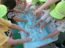 かたくりこねんどを触っているようす
