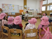 先生から絵本を読んでもらっています