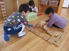 積み木を並べてまちをつくっています