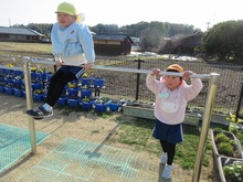 異年齢の友だちと鉄棒に挑戦しています