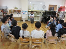 先生の話を聞いています