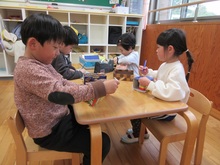 空き箱等を使って、自分の作りたいものをつくっています