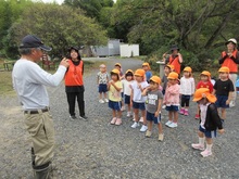 地域の方の話を聞いています