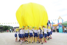 バルーンで、友だちと力を合わせて気球をつくりました