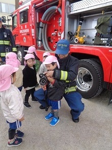 消防士さんにホースを持たせてもらいました