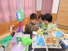 どのように作ったのか、作品をじっと見ています