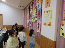 友だちの描いた絵をじっくりと見ています