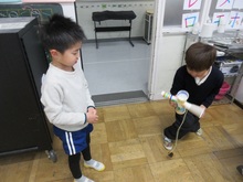 1年生にけん玉がうまくできるこつを教えてもらいました