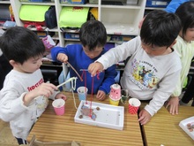 葉っぱを釣ろうと友だちと挑戦しています