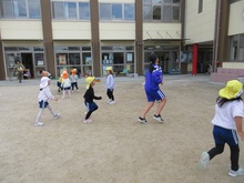 おにごっこでお姉さんを追いかけています