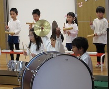 友だちと気持ちを合わせて楽器をならします