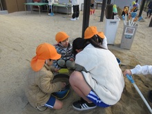 砂場でサラ粉集めをしています