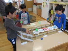 ボールを慎重に転がします