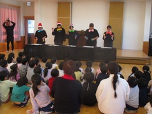 先生たちがハンドベルの演奏をしました