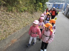 3歳児と4歳児がペアになって、安全に気を付けて一緒に歩きました