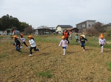 広い畑で、友だちとかけっこをしました