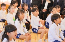 先生の話を真剣な表情でよく聞いています