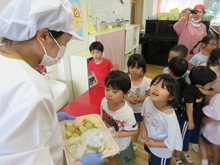 にじ組の配膳のようす