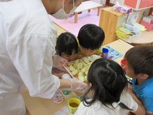 においをかぐこどもたち