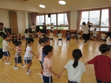 手をつないで大きな輪になりました