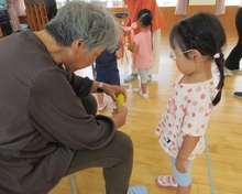 おばあさんが風船をふくらませてくれています