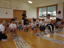 新聞を足でたぐり寄せていきました