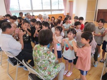 じゃんけんをしています
