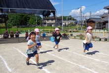 「よーいドン」のかけ声にあわせて、友だちと一緒に走ります
