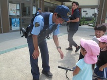 警察官とこどもたちの写真