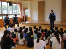 警察官が話している写真