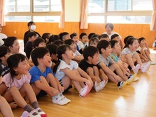 話を聞くこどもたちの写真