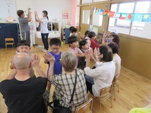 祖父母と手を合わせるこどもたちの写真2