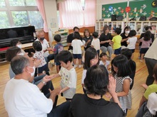 祖父母と手を合わせるこどもたちの写真1