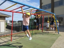 雲梯を端から端まで、渡っていくことに挑戦しています