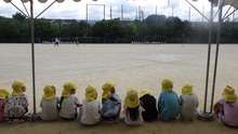 運動場の広さに子どもたちがびっくりしています