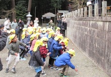 「福はうち」に願いを込めて、豆を拾います