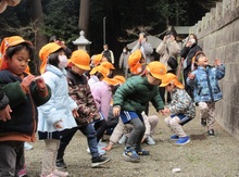 まかれた豆をこどもたちが笑顔で拾いました