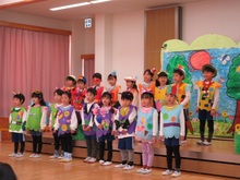 クラスの友だちと劇の内容や道具、衣装など、みんなで考えつくり、劇遊びを楽しんできました