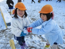 雪が集めて、感触を楽しんでいます