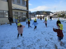 友だちや先生と一緒に雪合戦をして遊びました
