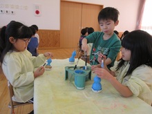 願いを込めて、丁寧にひょうたんに色を塗りました