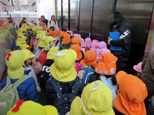 扉の向こうには何があるのか、こどもたちもわくわくしています