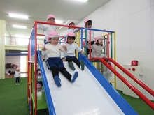 友だちと一緒に滑り台を滑ることを楽しんでいます