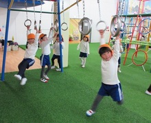 吊り輪はゆらゆら揺れて難しいけど、面白さを感じて遊んでいます