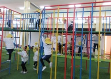 いろいろな遊具に挑戦しています