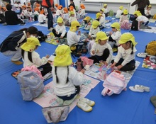 友だちと一緒にお家の人がつくってくれた弁当を食べています